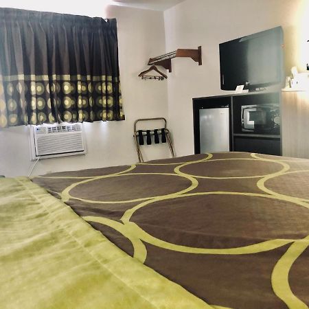 Super 8 by Wyndham Peru Starved Rock State Park Hotel Bagian luar foto