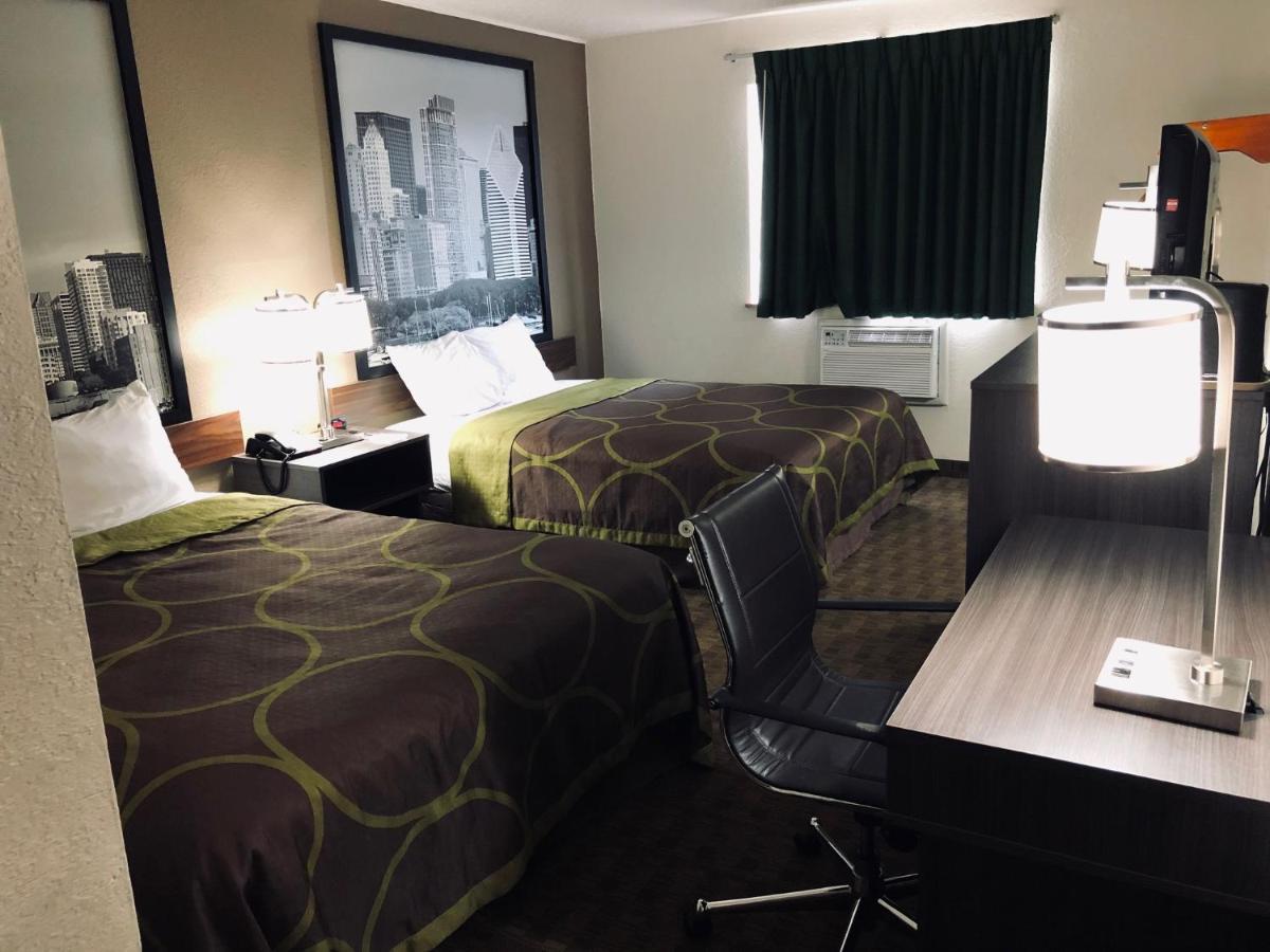 Super 8 by Wyndham Peru Starved Rock State Park Hotel Bagian luar foto