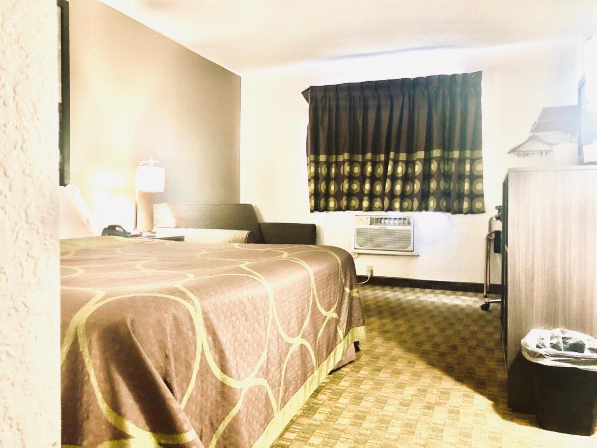 Super 8 by Wyndham Peru Starved Rock State Park Hotel Bagian luar foto