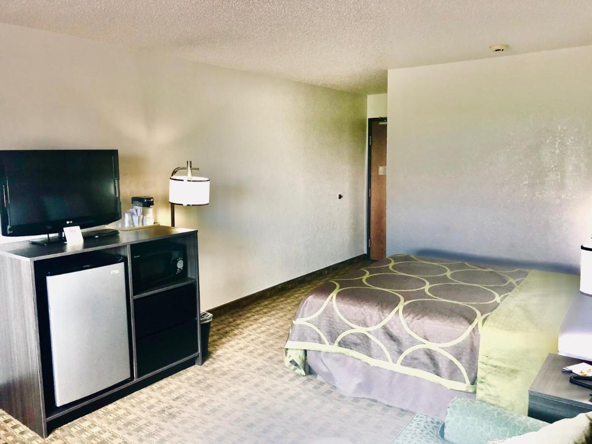 Super 8 by Wyndham Peru Starved Rock State Park Hotel Bagian luar foto