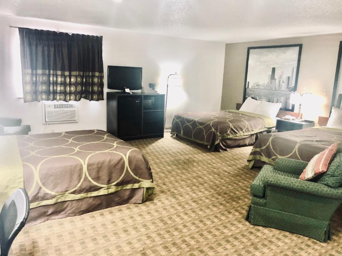 Super 8 by Wyndham Peru Starved Rock State Park Hotel Bagian luar foto