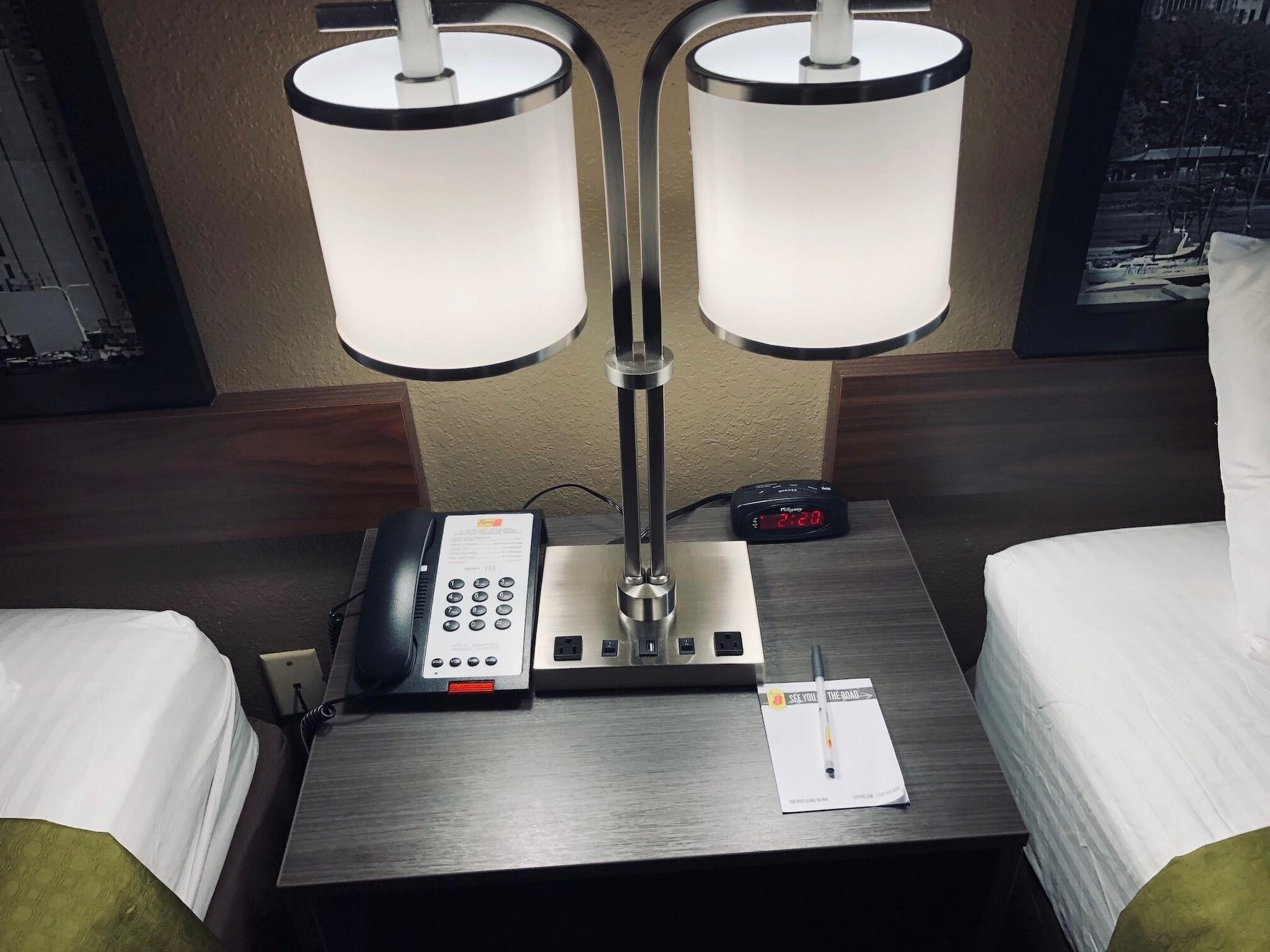 Super 8 by Wyndham Peru Starved Rock State Park Hotel Bagian luar foto