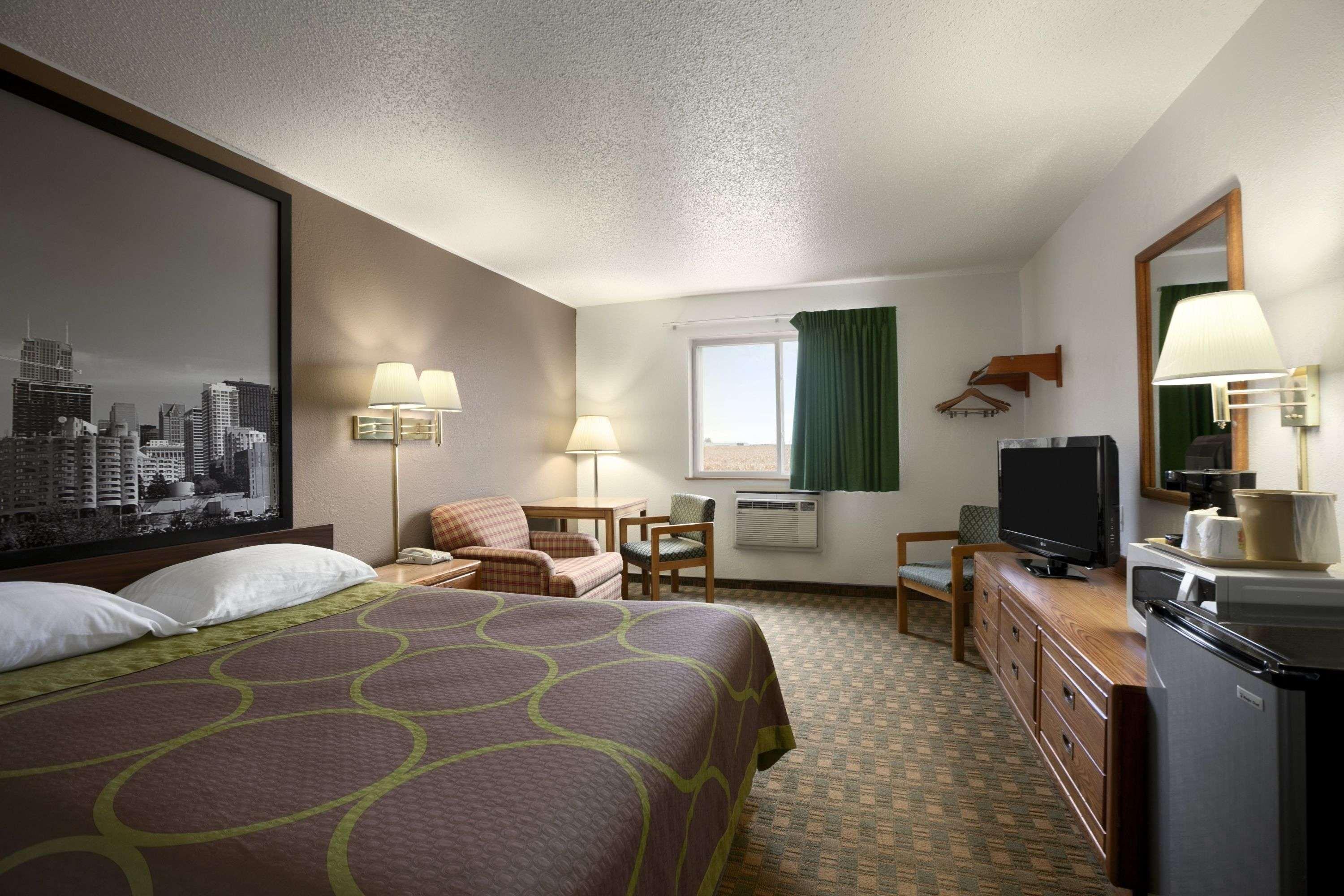 Super 8 by Wyndham Peru Starved Rock State Park Hotel Bagian luar foto