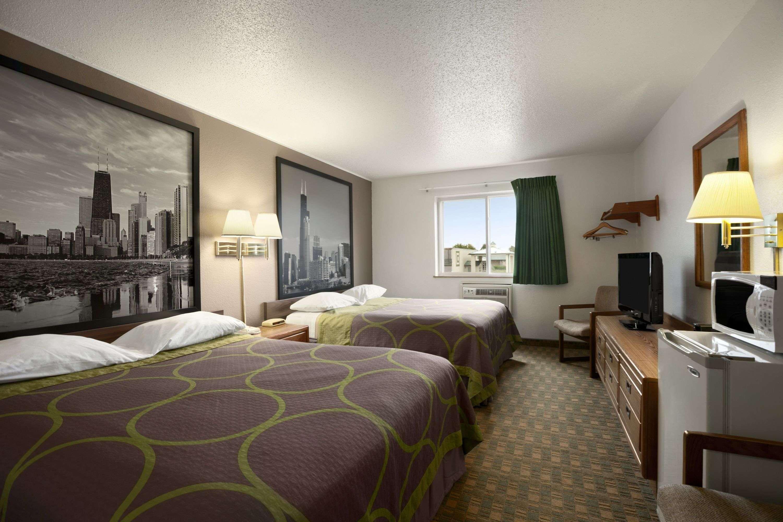 Super 8 by Wyndham Peru Starved Rock State Park Hotel Bagian luar foto