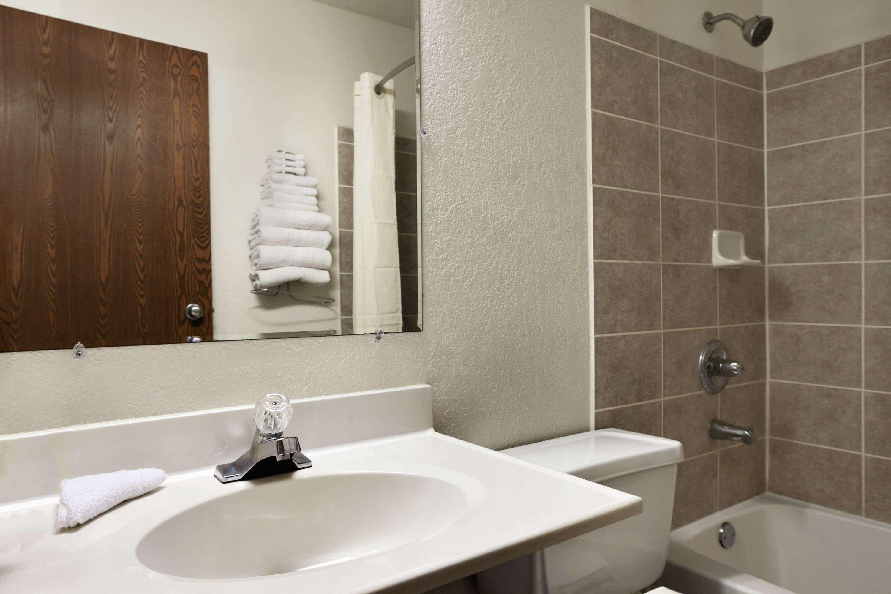 Super 8 by Wyndham Peru Starved Rock State Park Hotel Bagian luar foto