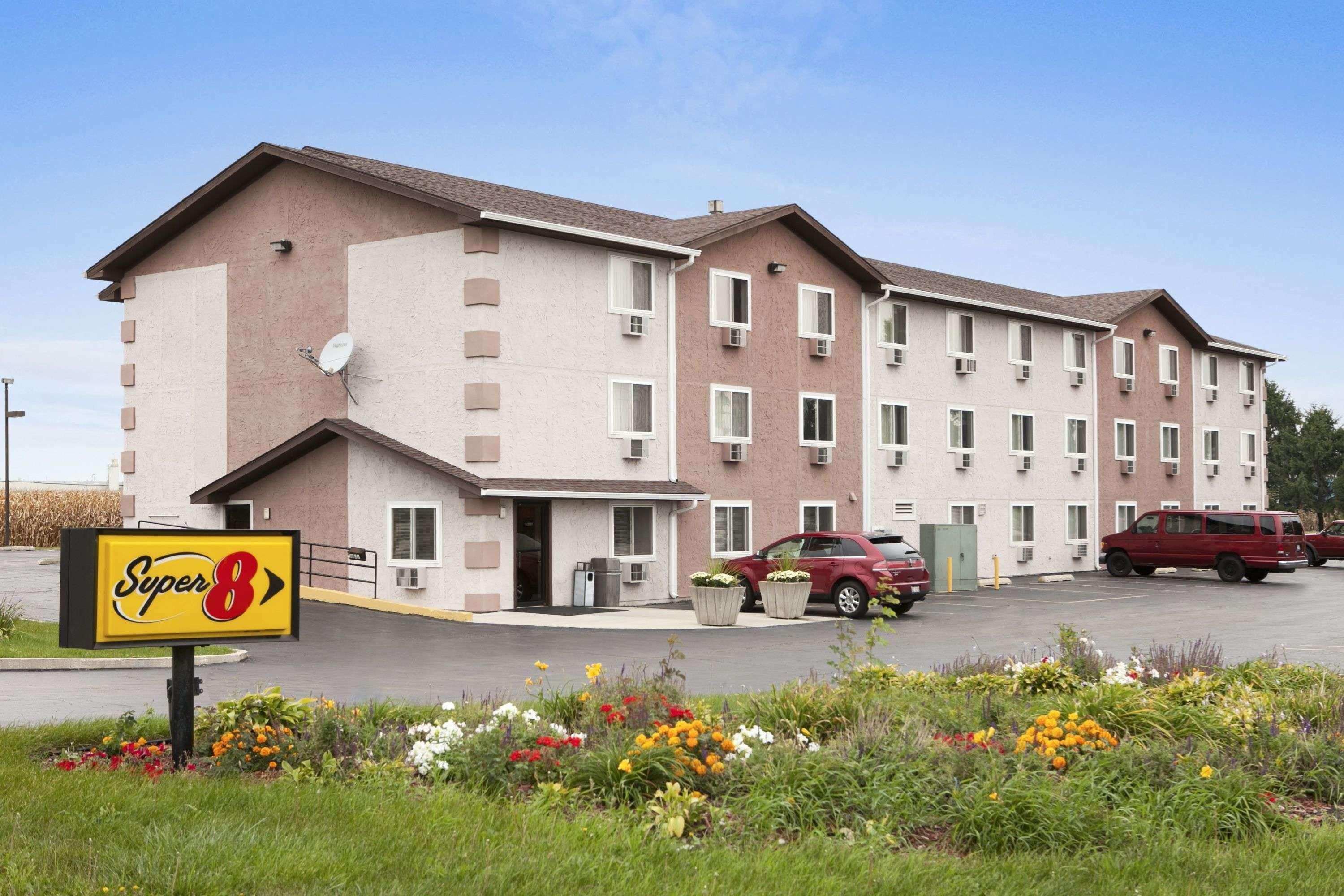 Super 8 by Wyndham Peru Starved Rock State Park Hotel Bagian luar foto