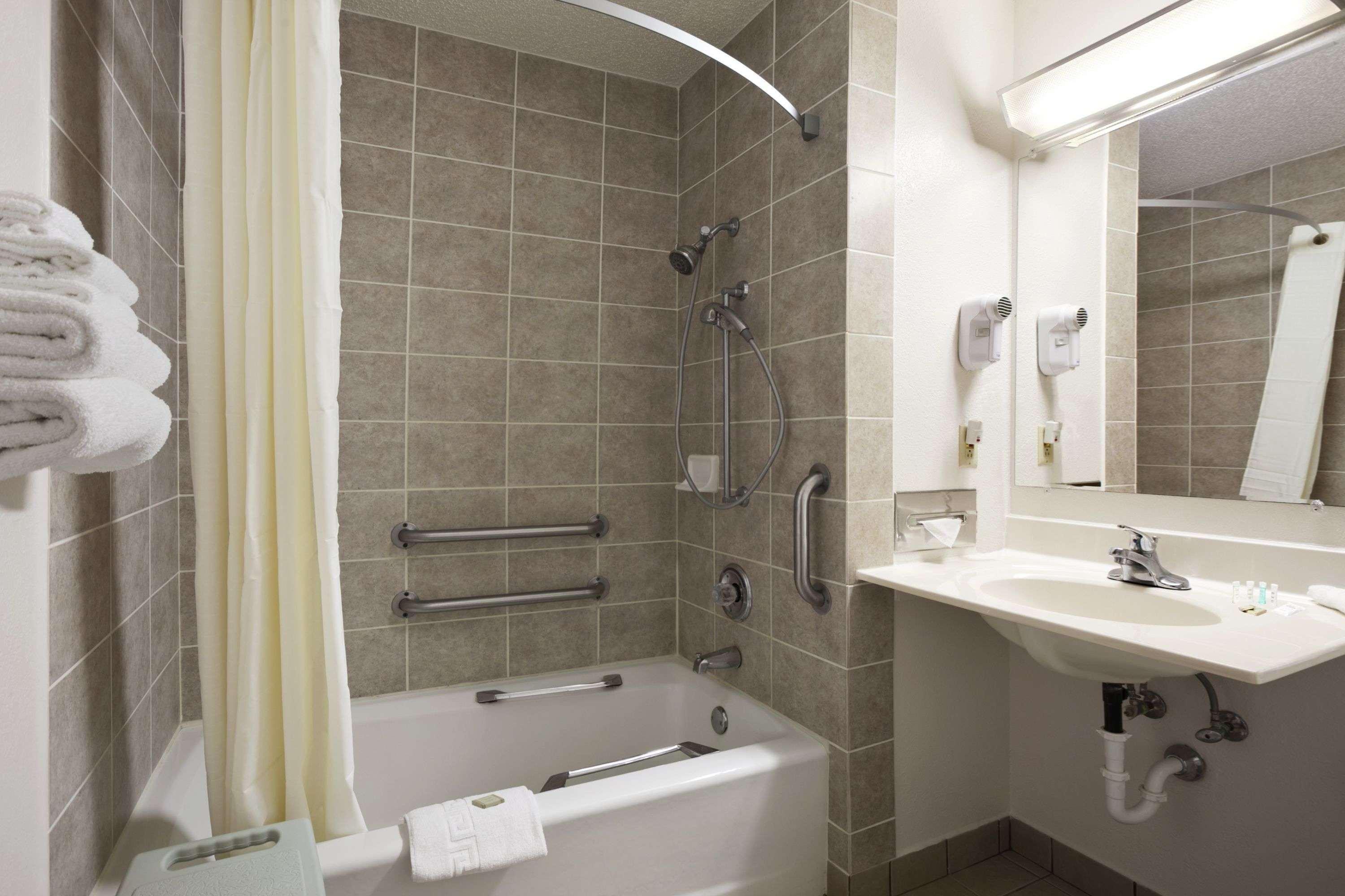 Super 8 by Wyndham Peru Starved Rock State Park Hotel Bagian luar foto