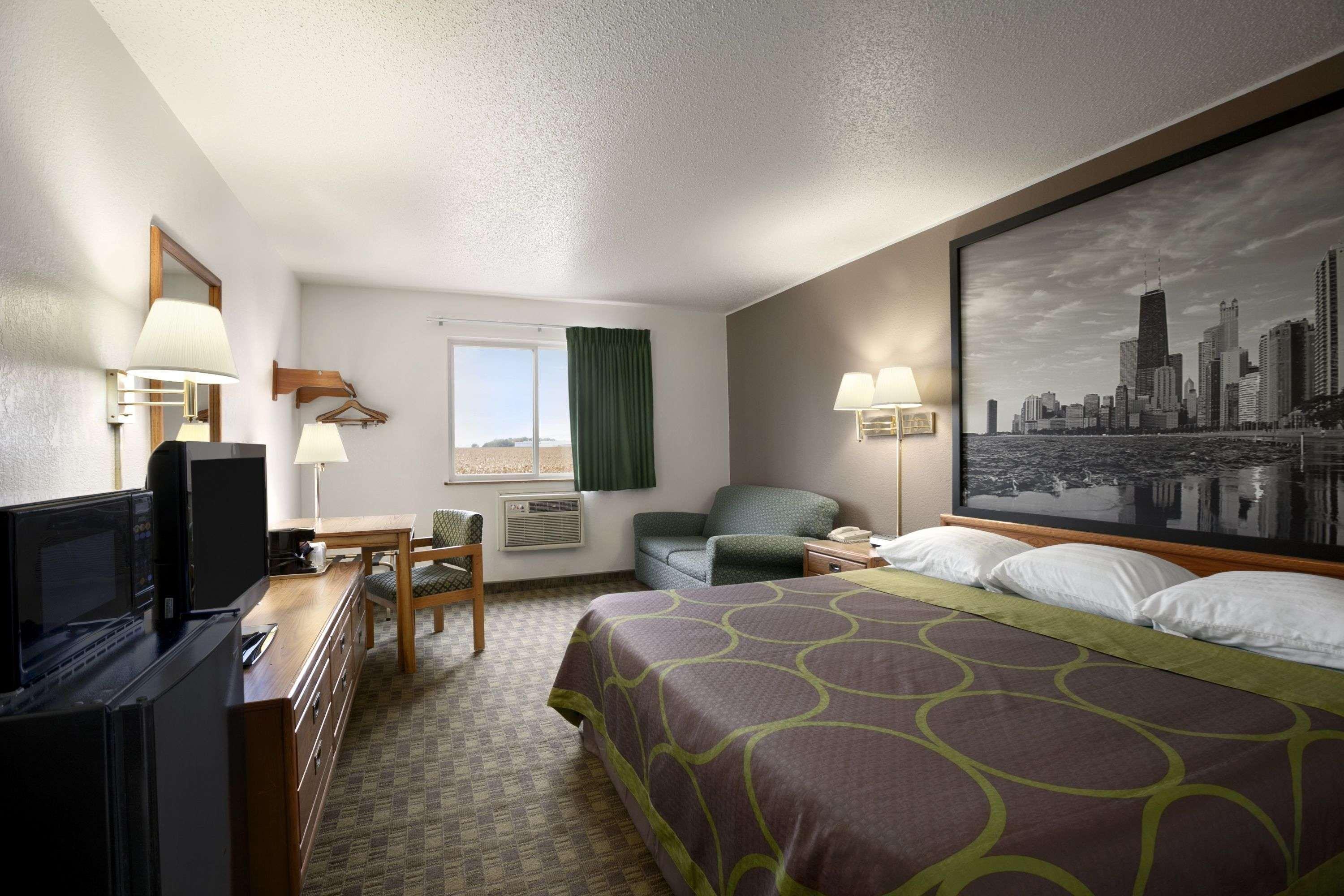 Super 8 by Wyndham Peru Starved Rock State Park Hotel Bagian luar foto