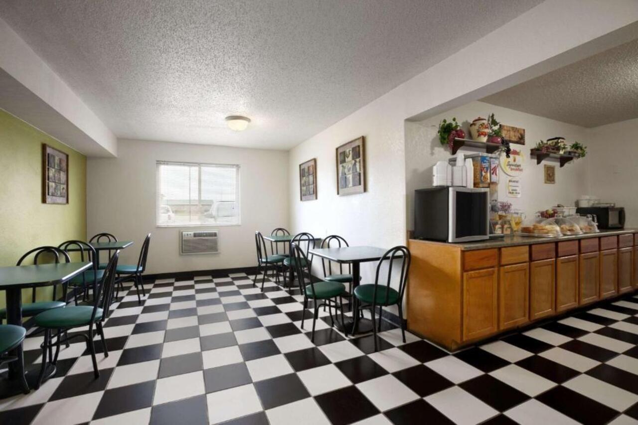 Super 8 by Wyndham Peru Starved Rock State Park Hotel Bagian luar foto